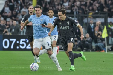 Juventus thua thất vọng, AC Milan bám đuổi ngôi đầu bảng Serie A