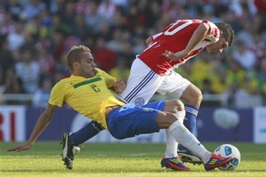 Dani Alves nhận lỗi vì bàn thua thứ hai của Brazil