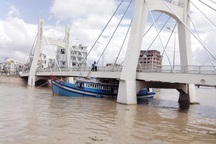 Cắt cabin vẫn chưa giải cứu được con tàu bị "ép chặt" vào gầm cầu