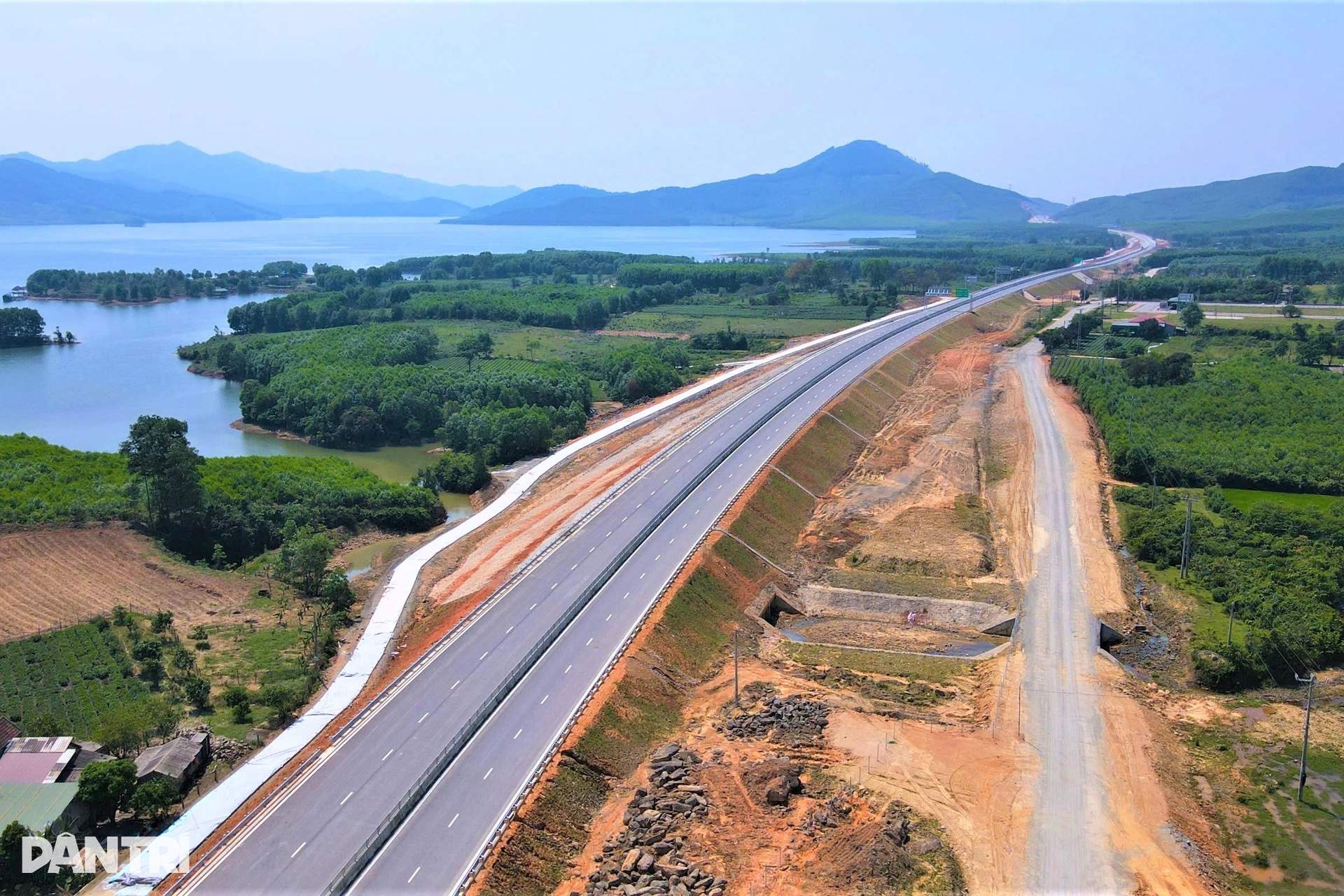 Cao tốc hơn 12.500 tỷ đồng uốn lượn xuyên đồi, vượt hồ trước ngày về đích - 2 Cao tốc hơn 12.500 tỷ đồng uốn lượn xuyên đồi, vượt hồ trước ngày về đích - 2