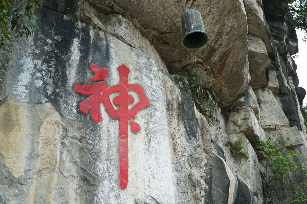 Bia cổ ở ngôi chùa 300 năm tuổi bị sơn mới, xâm hại - 9 Bia cổ ở ngôi chùa 300 năm tuổi bị sơn mới, xâm hại - 9