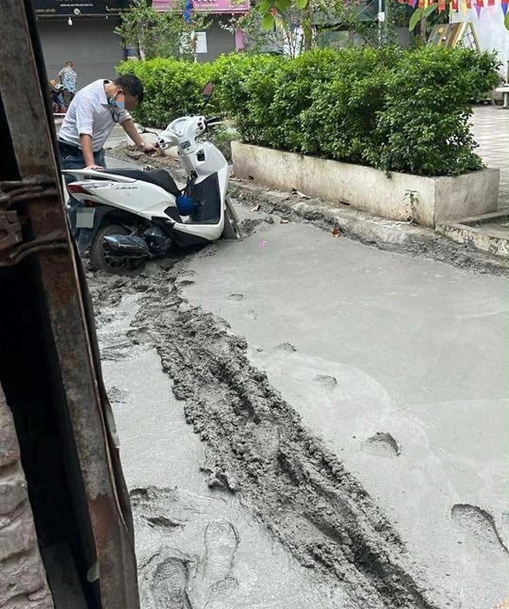Hà Nội: Người đàn ông mắc kẹt khi cố đi xe vào đường mới đổ bê tông - 2 Hà Nội: Người đàn ông mắc kẹt khi cố đi xe vào đường mới đổ bê tông - 2