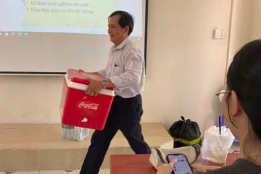 Trời như đổ lửa, hình ảnh giảng viên mang nước mát đãi sinh viên gây sốt