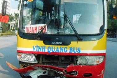 Va chạm với xe buýt, 2 người thương vong