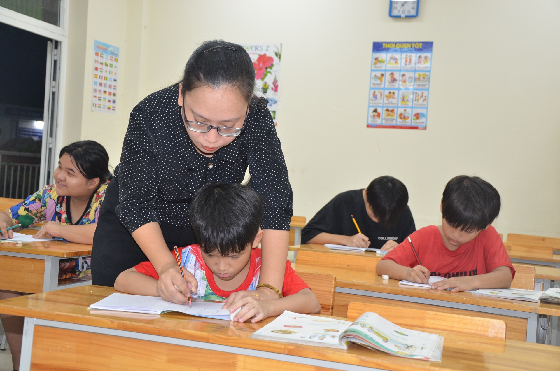Giáo dục sau ngày thống nhất: Từ lớp học đêm đến huân chương lòng dân - 4 Giáo dục sau ngày thống nhất: Từ lớp học đêm đến huân chương lòng dân - 4