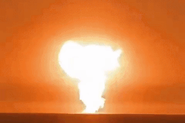 Nổ lớn như "cầu lửa" ngoài khơi Azerbaijan, nghi do núi lửa phun trào