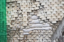 Đá trên “bức tường khủng” bị rơi hàng loạt, người dân chạy tán loạn