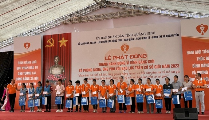 Quảng Ninh tặng quà cho các nữ công nhân, phụ nữ và trẻ em gái có hoàn cảnh khó khăn.