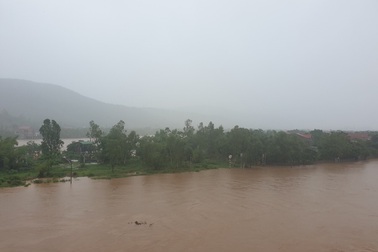 Nước lũ lên nhanh gây ngập nhiều nơi tại Quảng Bình.