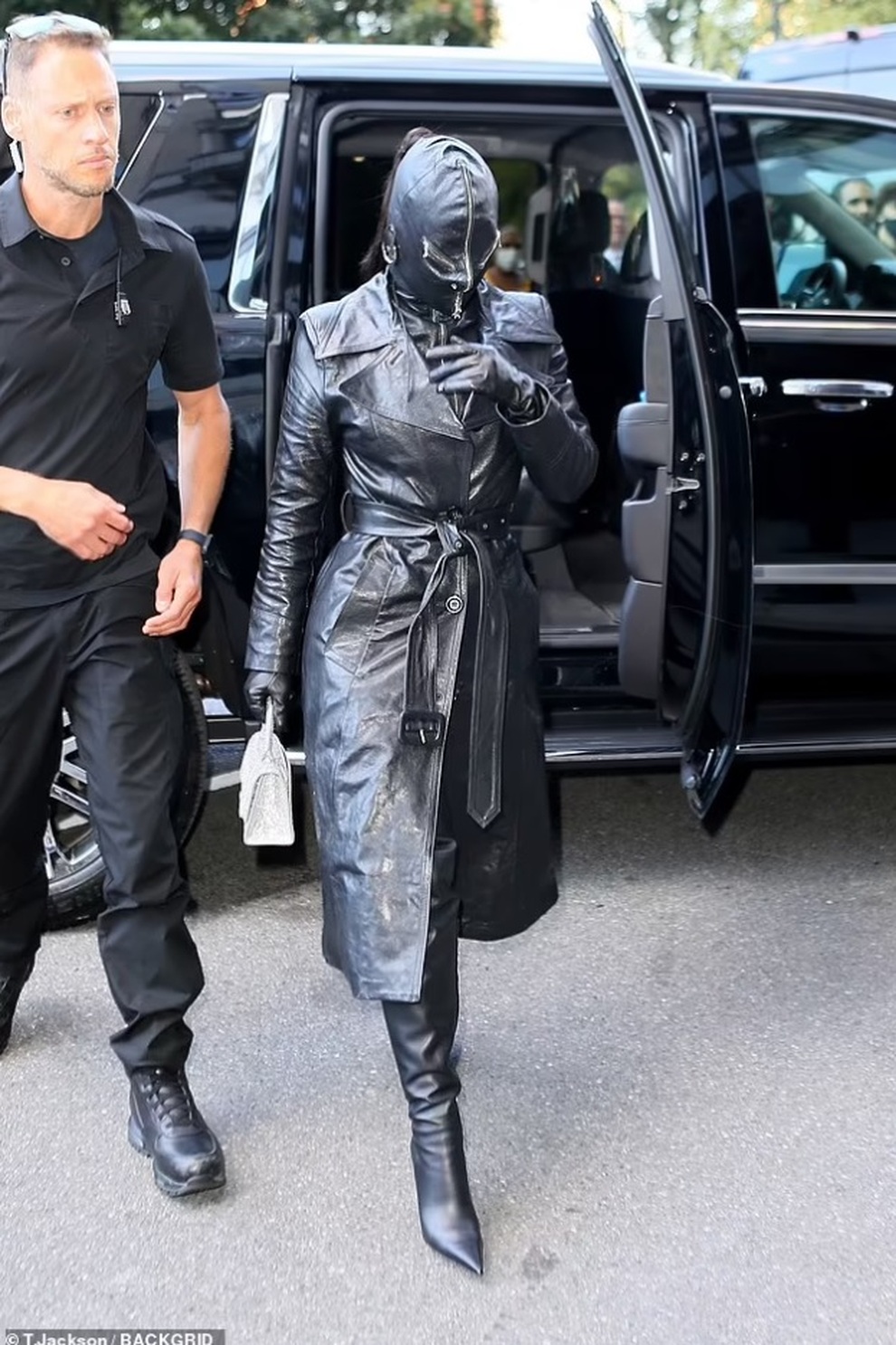 Cây đồ da kín từ đầu đến chân của Kim Kardashian - 5