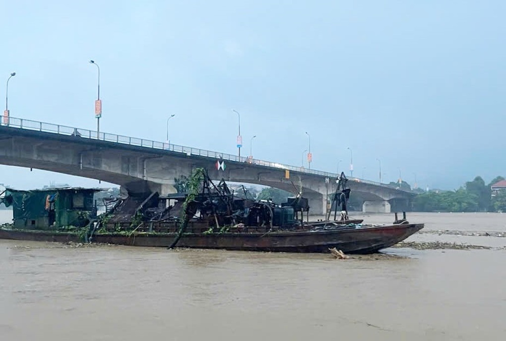 Hai tàu Trung Quốc trôi dạt trên sông Hồng đã được dắt vào bờ - 1