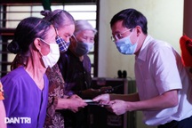 Báo Dân trí tặng quà tri ân 50 gia đình tại xã có 16 Mẹ Việt Nam anh hùng