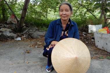 Bố mẹ bị mù, bà ngoại 71 tuổi bắt xe ôm đưa cháu đi thi