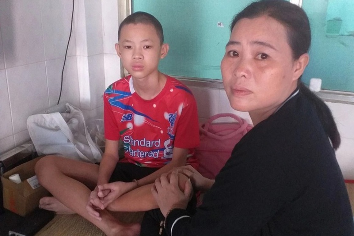 Cậu bé mồ côi có khối u khủng ăn hết bên đùi đã có tiền xạ trị - 2 Cậu bé mồ côi có khối u khủng ăn hết bên đùi đã có tiền xạ trị - 2