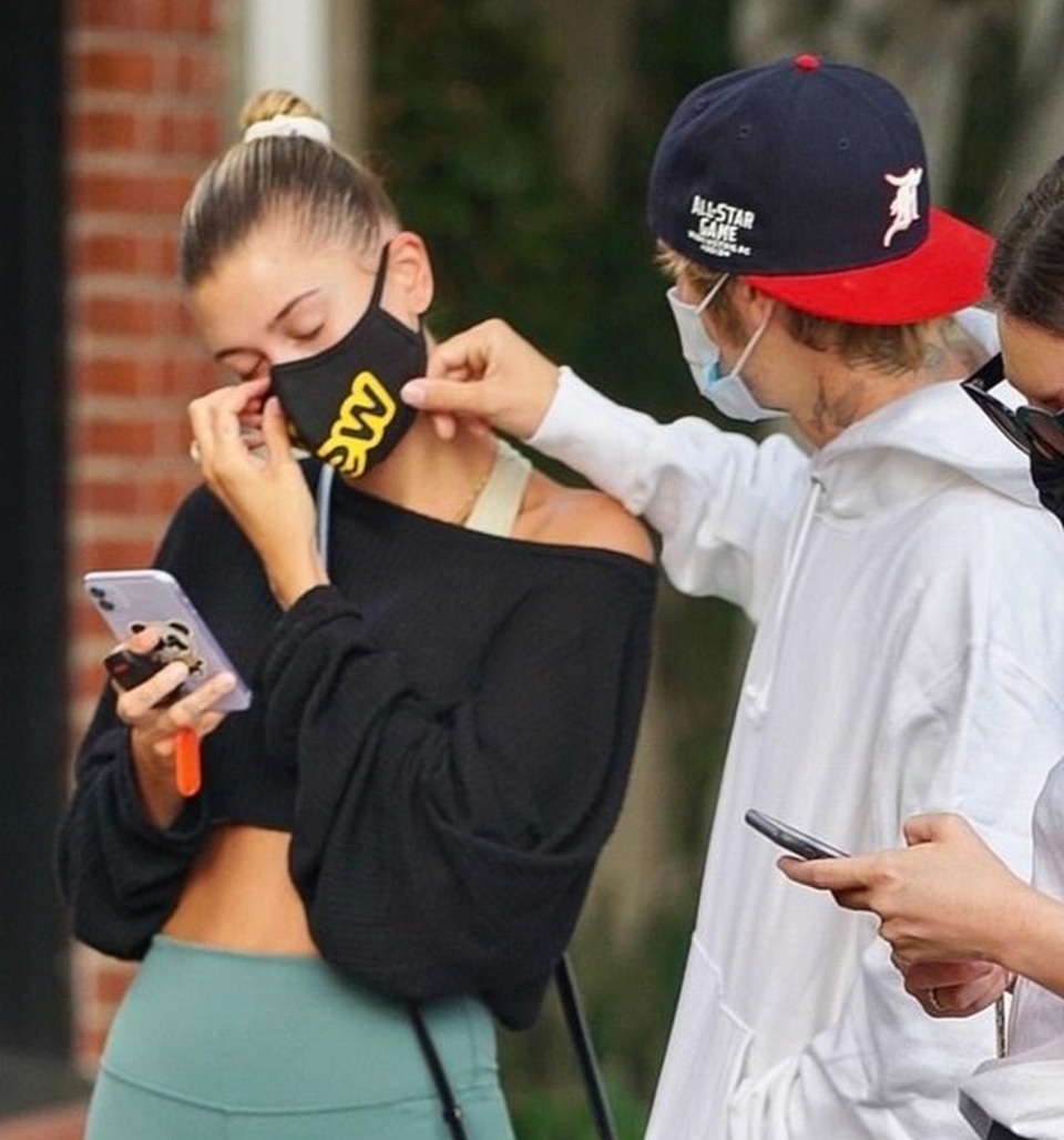 Justin Bieber ân cần chỉnh khẩu trang cho vợ - 1 Justin Bieber ân cần chỉnh khẩu trang cho vợ - 1