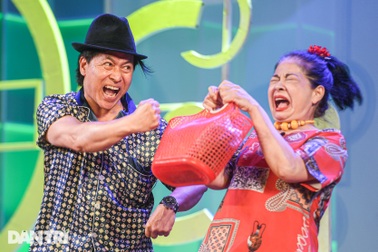 NSND Lê Khanh cười tít, NSƯT Quốc Tuấn mặc đồ ngủ lên sân khấu diễn kịch