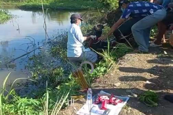 Phát hiện thi thể người đàn ông dưới kênh, nằm cạnh xe máy - 1