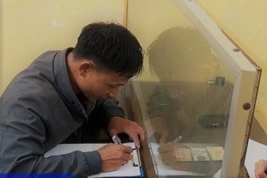 Xử phạt tài xế ô tô ở Ninh Bình đi chiếm đường của làn xe ngược chiều