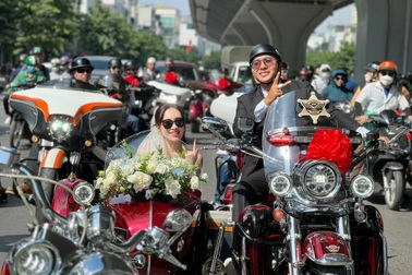 Chú rể ở Hà Nội gây sốt khi rước dâu bằng dàn mô tô siêu khủng 20 tỷ đồng