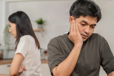 Cả nhà ăn cơm, tôi đang cười bỗng nhận cái tát trời giáng từ bố vợ