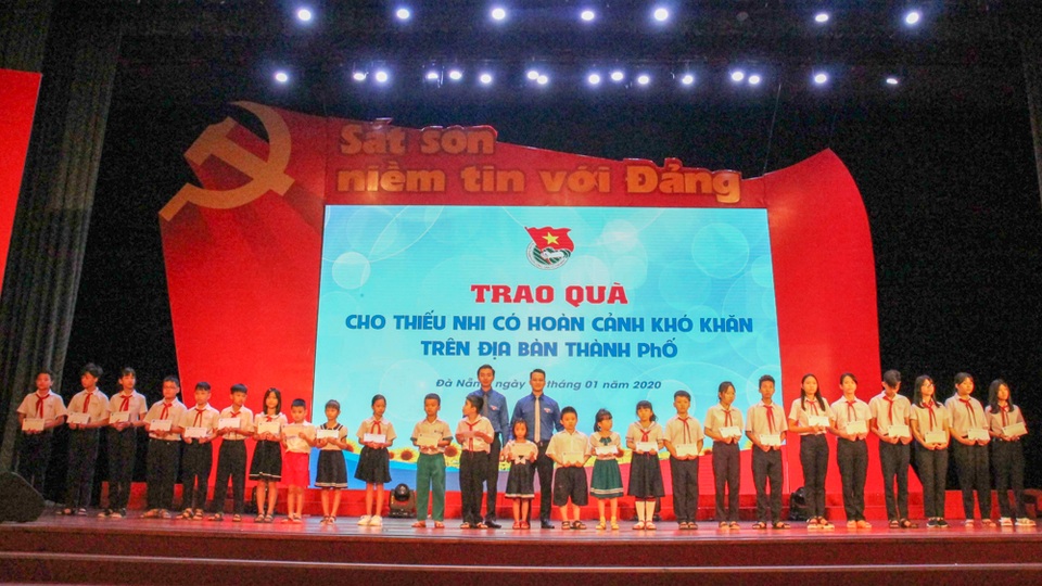 Đà Nẵng: Trao 100 suất quà Tết đến học sinh có hoàn cảnh khó khăn - 1 Đà Nẵng: Trao 100 suất quà Tết đến học sinh có hoàn cảnh khó khăn - 1