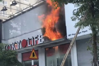 Cháy cửa hàng giày tại chung cư ở Hà Nội