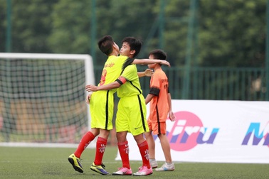 Thành Lương choáng ngợp trước bầu không khí của Festival bóng đá học đường