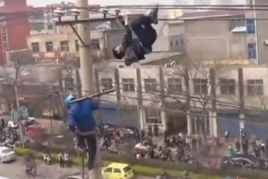 Say rượu, vắt vẻo đánh đu trên…dây điện cao áp