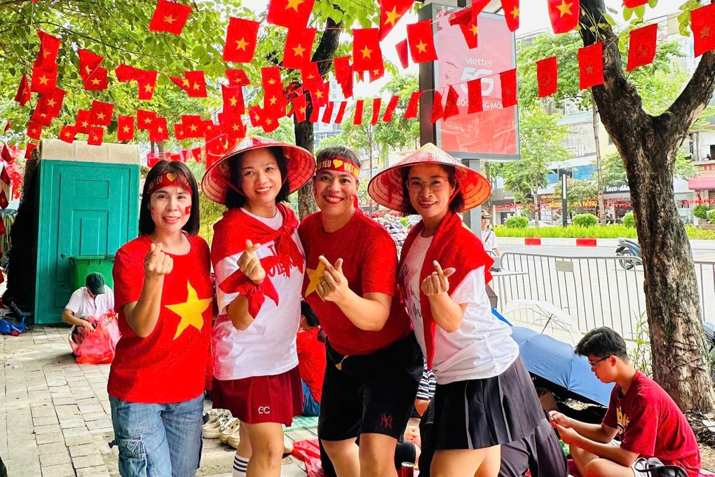 Bà chủ quán ăn hóa thân thành quản ca, khuấy động cổ vũ các khối diễu binh - 3 Bà chủ quán ăn hóa thân thành quản ca, khuấy động cổ vũ các khối diễu binh - 3