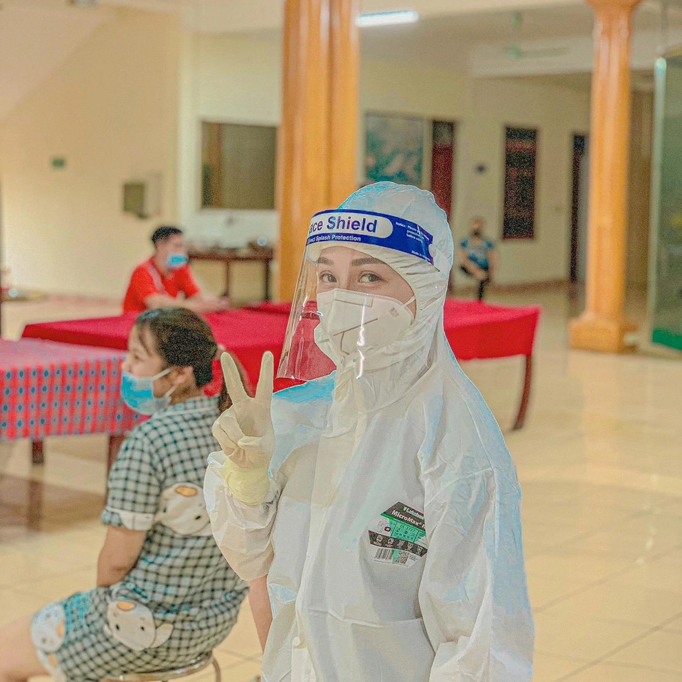 Hoa vẫn nở trên tuyến đầu chống dịch - 12 Hoa vẫn nở trên tuyến đầu chống dịch - 12