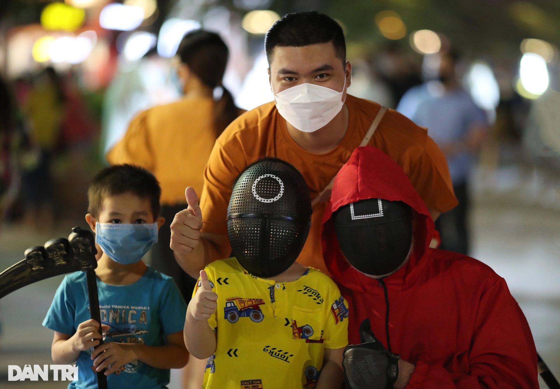 Giới trẻ diện cổ phục triều Nguyễn giữa đêm hóa trang ma quái ở TPHCM - 7 Giới trẻ diện cổ phục triều Nguyễn giữa đêm hóa trang ma quái ở TPHCM - 7