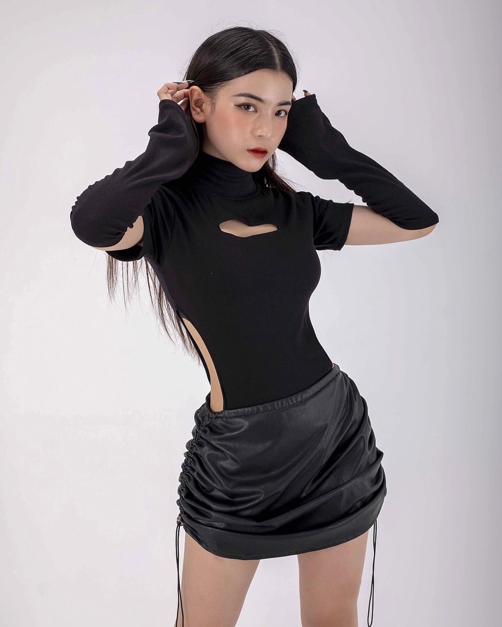 Hot girl sở hữu vòng eo 56cm, chọn mặc hở vì yêu bản thân - 4 Hot girl sở hữu vòng eo 56cm, chọn mặc hở vì yêu bản thân - 4
