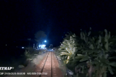 Nhân viên gác chắn cứu người đàn ông khỏi đường sắt trước khi tàu đến