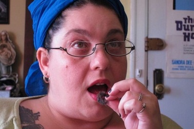 Người phụ nữ nghiện ăn… lông mèo