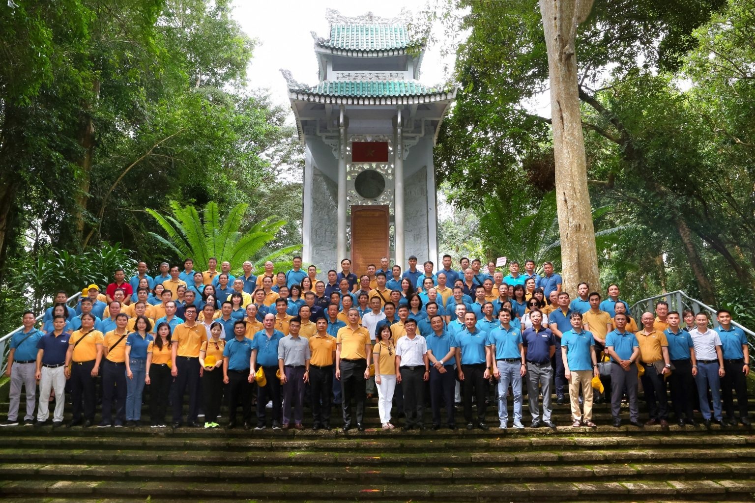 Du khách tham quan và chụp ảnh lưu niệm. ảnh Thế Dự.jpg Du khách tham quan và chụp ảnh lưu niệm. ảnh Thế Dự.jpg