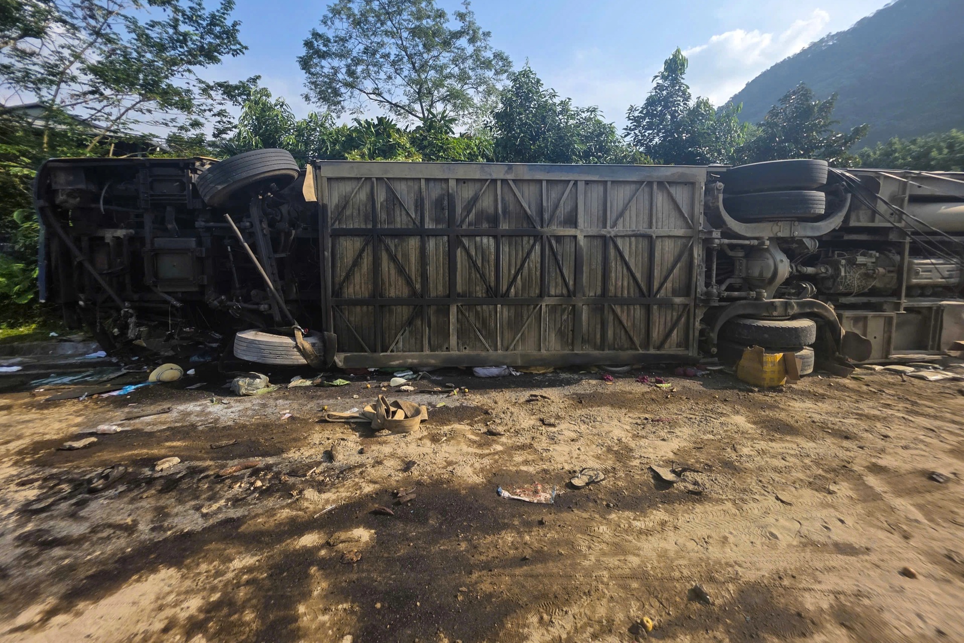 Hiện trường vụ tai nạn khiến 3 người chết, 19 người bị thương ở Lào Cai - 3 Hiện trường vụ tai nạn khiến 3 người chết, 19 người bị thương ở Lào Cai - 3