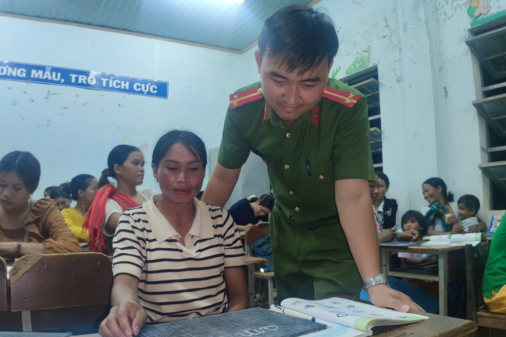 Người đàn ông địu con trên lưng cùng cháu đến lớp học - 2 Người đàn ông địu con trên lưng cùng cháu đến lớp học - 2