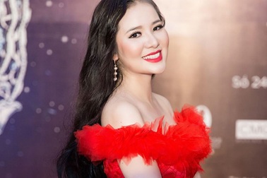 Thuỳ Dung đẹp mặn mà không kém thí sinh Hoa hậu Đại dương