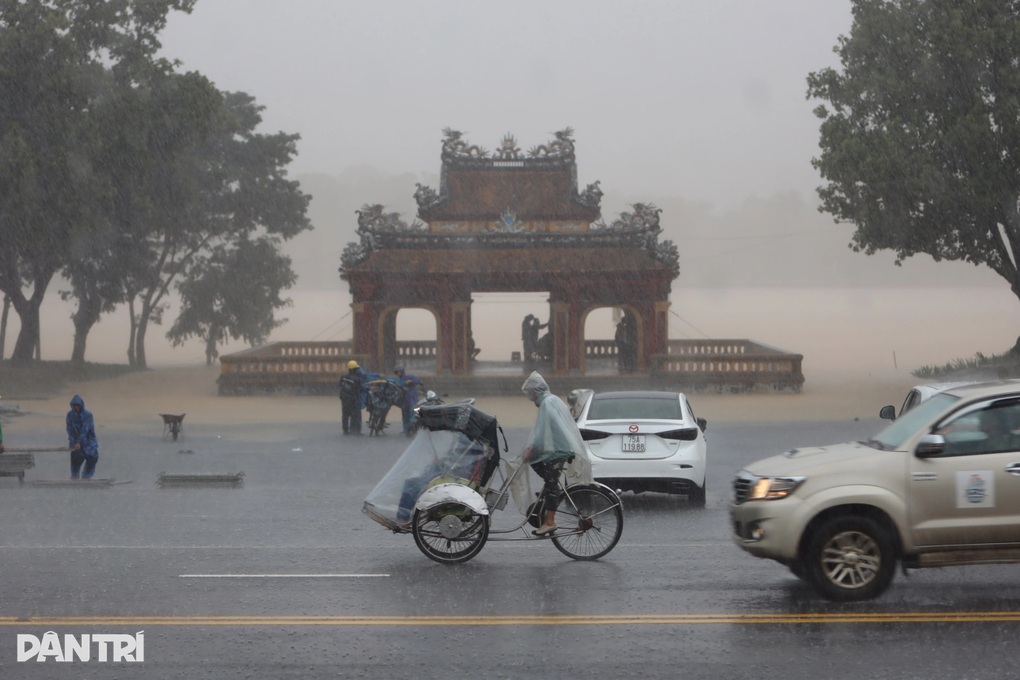 Lũ trên sông Hương dâng cao, nhiều tuyến đường ở Huế bị ngập trở lại - 1 Lũ trên sông Hương dâng cao, nhiều tuyến đường ở Huế bị ngập trở lại - 1