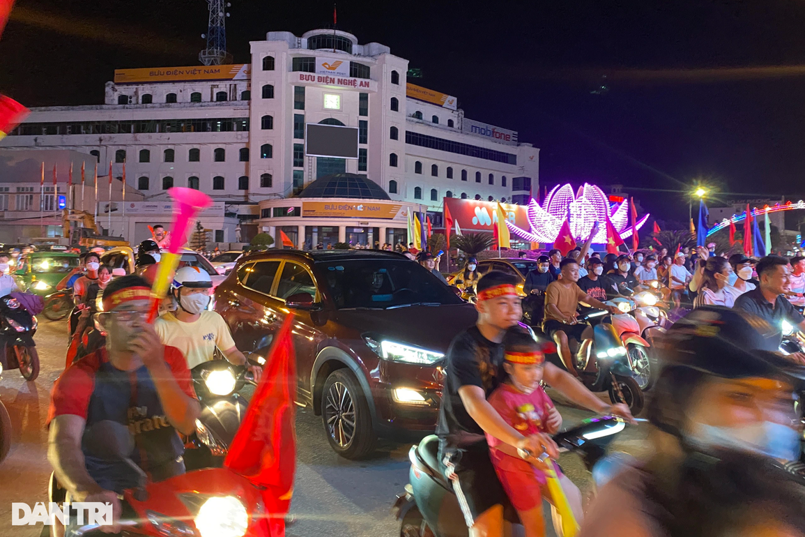 Người hâm mộ nhuộm đỏ mọi nẻo đường mừng Việt Nam vô địch - 18 Người hâm mộ nhuộm đỏ mọi nẻo đường mừng Việt Nam vô địch - 18