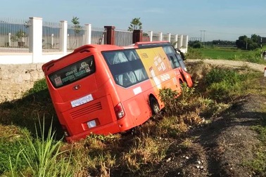 Tài xế buồn ngủ, ô tô chở 26 hành khách lao xuống taluy quốc lộ 1A