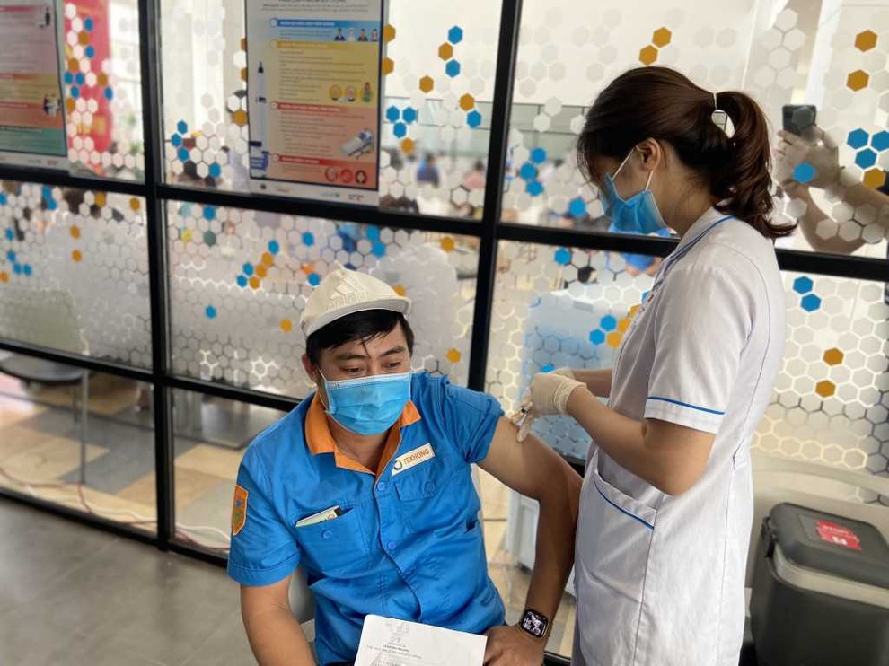 Gần 40.000 người lao động trên địa bàn đã được tiêm vắc-xin phòng Covid-19 - 2 Gần 40.000 người lao động trên địa bàn đã được tiêm vắc-xin phòng Covid-19 - 2