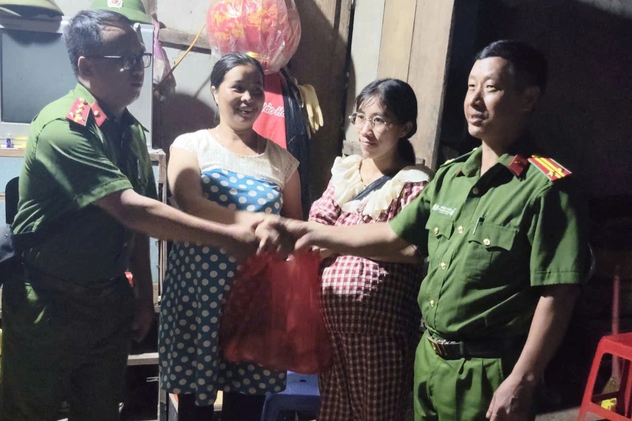 Hỗ trợ sản phụ vượt 14km từ rốn lũ ra trạm y tế chờ sinh con - 1