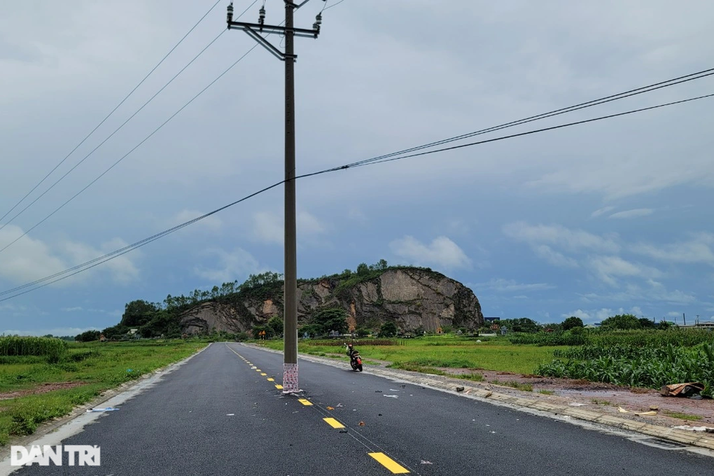 Di dời hàng cột điện đứng giữa đường khiến nam thanh niên tử nạn - 2 Di dời hàng cột điện đứng giữa đường khiến nam thanh niên tử nạn - 2