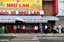 Người dân TPHCM xếp hàng dài chờ mua bánh Trung thu