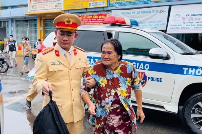 CSGT Công an tỉnh Quảng Ngãi hỗ trợ bà Mai đưa 2 cháu nhỏ về lại tỉnh Bà Rịa-Vũng Tàu.