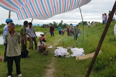 Hiện trường vụ tàu đâm xe ô tô 7 chỗ, 4 người thương vong.