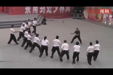 Võ sư Trung Quốc gây bão với công phu “truyền điện”