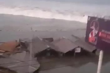 Động đất mạnh kéo theo sóng thần tại Indonesia