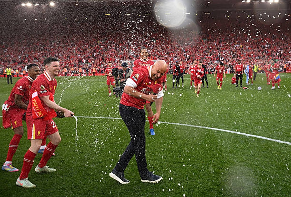 HLV Arne Slot tri ân Jurgen Klopp trong ngày Liverpool vô địch - 2 HLV Arne Slot tri ân Jurgen Klopp trong ngày Liverpool vô địch - 2